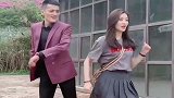 帅气的父亲与漂亮的女儿一起跳舞，两个人好有气质，真是太可爱了