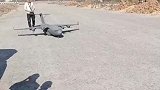 男子自制飞机在石子路面成功起飞