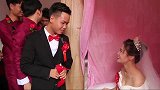 广西一姑娘出嫁，新郎求婚完就要亲一口，有点害羞了