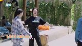 当张艺兴遇到金靖，无声斗舞原地干跳，被折腾到一点办法都没有