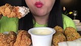 小姐姐吃超级美味的炸鸡腿，看着超级馋人啊