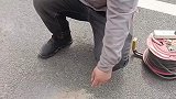 地上的孔洞不断出气，工人见状十分好奇