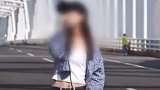 女孩站在大桥上正录着唱歌视频 竟意外拍到身后吓人画面
