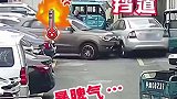 白车乱停车，黑车上来就撞