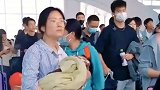 女子抱着宝宝，工作人员开了绿色通道