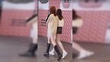街拍：小姐姐长袖上衣搭配长靴，鲜艳的色彩在人群中脱颖而出