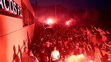 欢迎回家！亚亚图雷俱乐部外被包围 上千球迷放烟花+高唱
