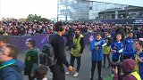 巴黎众将抵达球场受热捧 签名合影根本停不下来