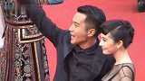 令人感慨！杨幂走红毯下意识牵刘恺威手，刘恺威主动搂腰拥抱
