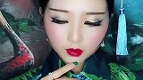 看她像谁？