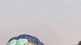 全家搬家狗狗坐在后面吹风，行李都快满出来了