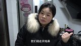 冬天太冷了，邓邓做“酸菜饺子”，一口一个，吃完全身暖洋洋