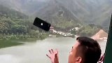 大哥带着手机蹦极，想试试在半空中接住手机，网友真是个人才