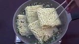 农村男人的晚饭，大盆泡面，配上大盘泡菜一起吃，吸溜吸溜带劲！