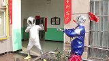 奥特曼真人版：姑娘的包被外星人抢走，迪迦大怒，及时出现阻止