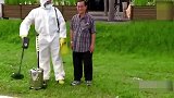 爆笑街头恶作剧，你的身上携带有辐射，我来帮你去辐射