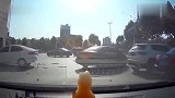 左转遇上你不看路，5秒后惊险发生，不是拍下谁信！