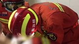 一男子下体被铁环套住，消防员动用切割机保住“命根”消防员