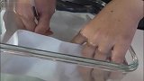 为什么太空笔会如此昂贵实验人员切开观察，看到墨水找到了原因
