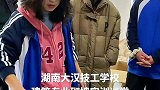 学生们在课堂上认真搬砖砌墙
