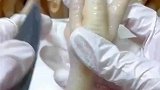 工人用小刀和镊子，给鸡瓜剔骨