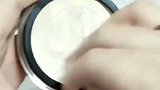 美妆教程：把气垫上放颗鸡蛋用口红戳一戳，这操作真是绝了！