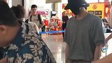 华晨宇机场捂得超严实，手插口袋谁也不爱！