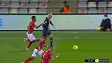 巴克边路1V1强行突进传中 萨拉维亚中路头球偏出