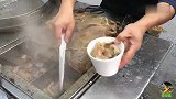 澳门美食之牛杂3：传统澳门街头美食牛杂，独特的是牛杂里加白粥