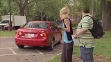 国外恶搞：帮别人看护的狗狗上了陌生人的车,好心人彻底慌了