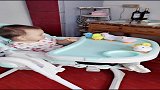 老公给宝宝买了一群鸡，可把女儿高兴坏了，双手终于自由了！