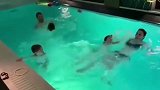 拉莫斯一家泳池戏水享受欢乐时刻 相聚亲吻画面太温馨
