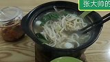云南过桥米线，配料有肥牛，鹌鹑蛋，绿豆芽，青菜，千张，太香了