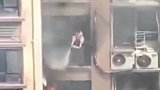 江苏南通：为她点赞！邻居阳台起火女子迅速隔空扑救