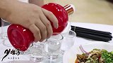 农村四娃进城吃满月酒，一桌有十几道菜好丰盛，大家共同举杯祝福