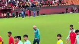 实拍国足赛后谢场 现场球迷怒斥：丢人现眼！邵佳一下课！