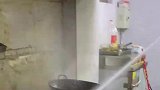饭店后厨十分的脏，连清洗都得用高压枪