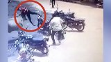 3次被抛向空中！印度公牛突然发狂攻击路人 将男子连续顶起