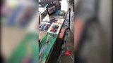 瓦尔加回到中国 桌上摆满艺术照