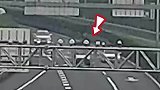 货车侧翻冒烟，路人协助辅警救人