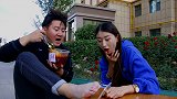 小伙用脚打贪吃蛇，赢光了美女的爆辣关东煮，太有趣了