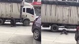 惊险！男子路中逼停货车 2次钻车底拿生命开玩笑