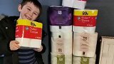 英国7岁男孩温暖世界！零花钱买纸巾 挨家挨户支援老人