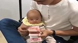 孩子一见爸爸数钱，立马就是这表情，长大后肯定是个守财奴