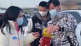 新疆一女子放假回家朋友机场掏出两瓶酒接风