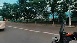 女骑行者连续变道，惊险左转，后方直行车被逼停