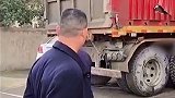 湖南岳阳一婚房三年两次被车撞穿大货车