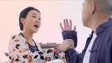 大叔要打小伙被大婶拦着，结果大婶让打的时候大叔又不敢了