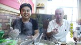 农村小伙和朋友吃火锅，大排骨肉外焦里嫩，营养美味，朋友说啥？