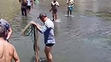 这是高手，大叔们的捞鱼技术太厉害了，随便就能捞上这么多鱼